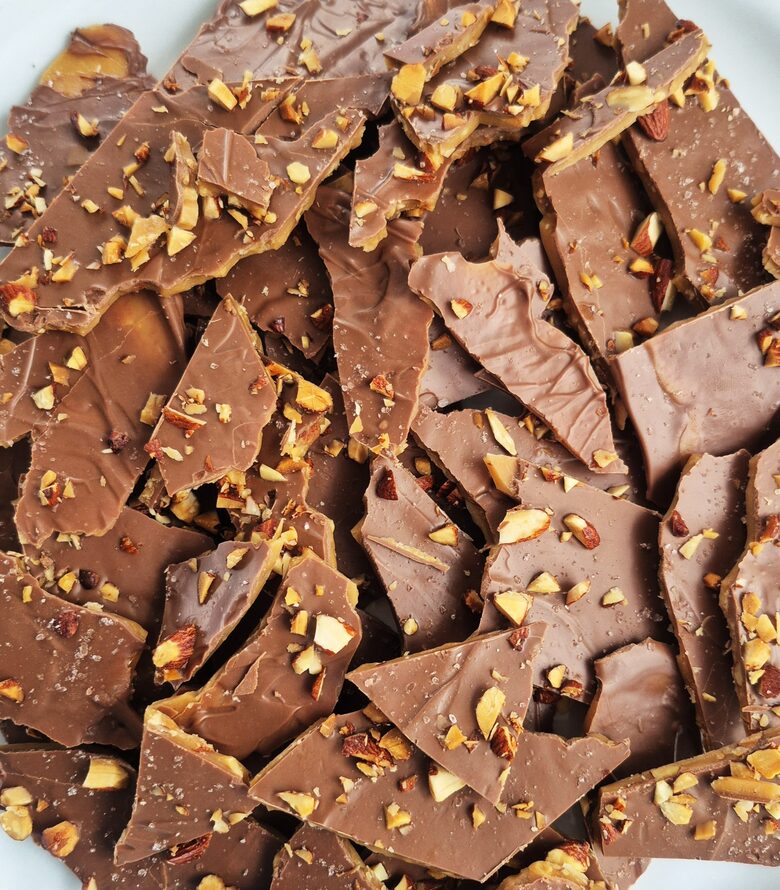 Karamele ar piena šokolādi un mandelēm